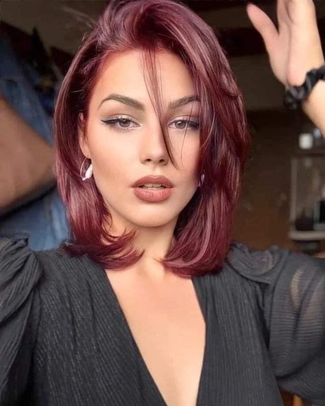 Hair Color Burgundy, Caramel Highlights, Lob Haircut, Burgundy Hair, Hair Color Highlights, Short Hair Color, Winter Hairstyles, Short Bob Hairstyles, Hair Color Trends