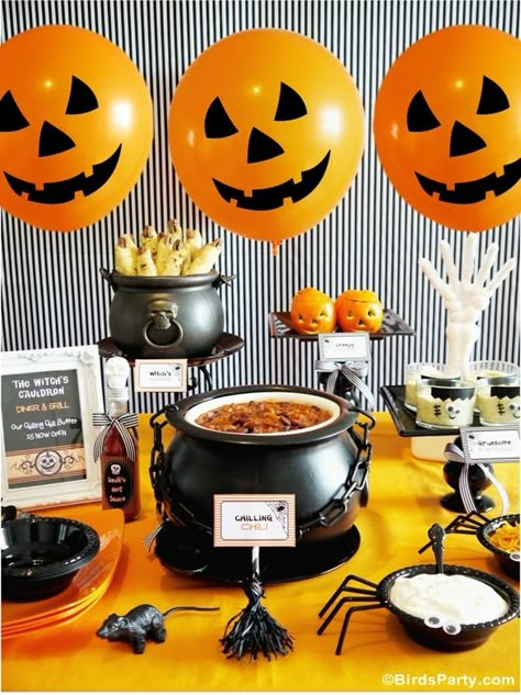 Tricks & Treats: Easy and Quick Halloween Party Ideas! #Halloween #Party #PartyIdeas Halloween Table Decorations Party, Halloween Chili, Recipes Printables, Buffet Halloween, Winter Wonderland-party, Décoration Table Halloween, Chili Party, Chili Bar, Halloween Buffet