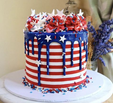 July 4th Cake Decorations Which Are Just Gorgeous - RecipeMagik American Cake Ideas, Patriotic Cake Ideas 4th Of July, American Flag Birthday Cake, 4th Of July Cake Designs, 4 Of July Cakes Ideas, July 4th Cake Ideas, Usa Birthday Cake, Party In The Usa Birthday Theme, Usa Cake Ideas