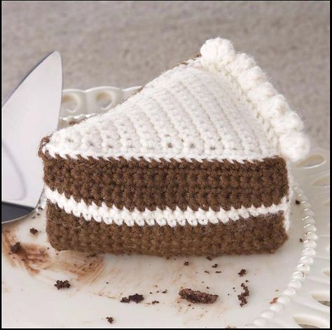 Crochet Cake Slice, Chocolate Cake Slice, Food Amigurumi, Cake Design Tutorial, Crochet Cake, Christmas Cake Pops, Loom Knitting Projects, Crochet Food, Crochet Wool