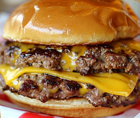 Steak and Shake Garlic Double Steakburger – Chloe foods Steak N Shake, Home Burger, Restaurant Copycat, Cheese Buns, Diner Recipes, American Diner, Beef Patty, Beef Chuck, Smash Burger