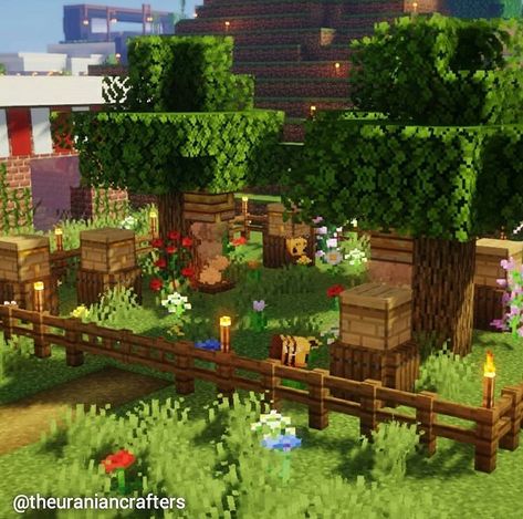 Simple Animal Farm Minecraft, Mincraft Idea Farm Bee, Minecraft Birch Forest House Ideas, Cottage Core Animal Farm Minecraft, Minecraft Bee Garden Ideas, Minecraft Aesthetic Farm Ideas, Minecraft Small Animal Farm, Minecraft Chicken Coop Aesthetic, Minecraft Cottagecore Stable