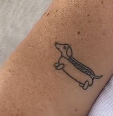 Basset Hound Outline Tattoo, Winnie Dog Tattoo, Dachshund Dog Tattoo, Wiener Dog Tattoo Dachshund, Weiner Dog Tats, Daschund Tattoo Minimalist, Dauchsands Tattoo, Weenie Dog Tattoo, Sausage Dog Tattoo