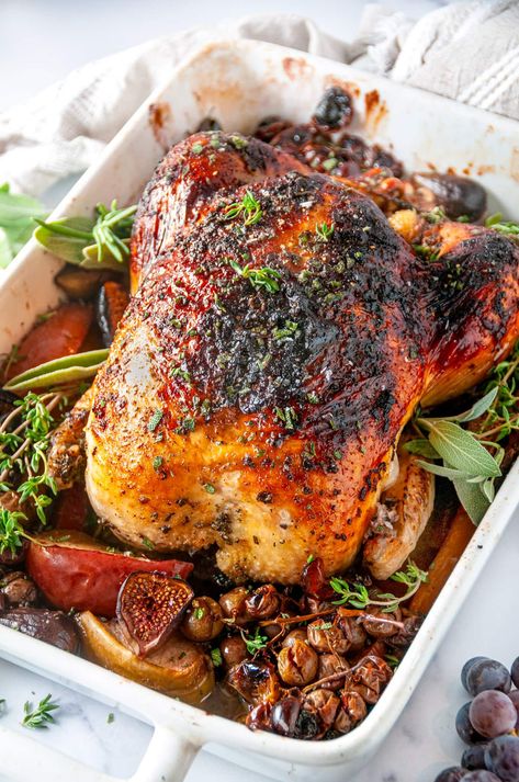 Chinese Roasted Chicken, Stuffed Roast Chicken Recipes, Christmas Roasted Chicken, Autumn Chicken Recipes, Christmas Roast Chicken, Apple Cider Chicken Recipes, Roast Apples, Christmas Chicken Recipes, Holiday Chicken Recipes