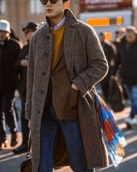 Winter Fashion For Men, Brown Coat Outfit, Tweed Jacket Outfit, Coat Ideas, Tweed Overcoat, Overcoat Men, Mens Overcoat, Mens Winter Coat, Mens Outfit Inspiration