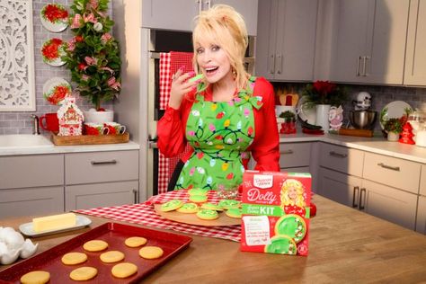 Dolly Parton Wants to Help You Prepare for the Holidays With Her New Sugar Cookie Kit Banana Flavored Cake, Summer Cookie Recipes, Sugar Cookie Kit, Holiday Sugar Cookies, Cinnamon Roll Cookies, Sugar Cookie Mix, Holiday Sprinkles, Favorite Cookie Recipe, Biscuit Mix