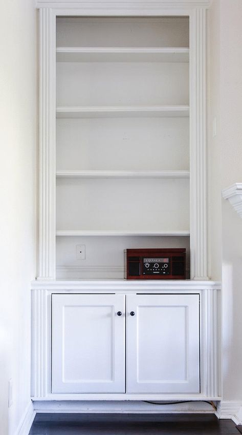 Learn how to style a shelf using this fool-proof 5 step method! Works especially well for lare and overwhelming shelves that you have no idea where to start with! Lounge Shelves, Styling A Shelf, Style A Shelf, Deep Shelf, Shelf Arrangement, Ikea Bookcase, Styling Shelves, White Shelves, Quick Diy