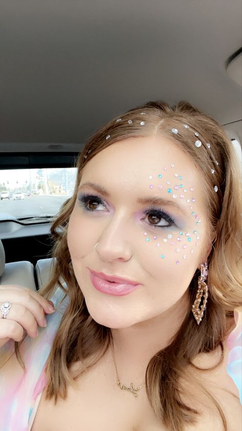 Hair Jewels Taylor Swift, Face Jewels Taylor Swift Concert, Taylor Swift Concert Face Gems, Taylor Swift 1989 Makeup Tour, Taylor Swift Eras Your Hair Ideas, Lover Eras Your Makeup, Glitter Makeup Taylor Swift, Taylor Swift Era Hairstyles, Taylor Swift Concert Makeup Ideas Lover