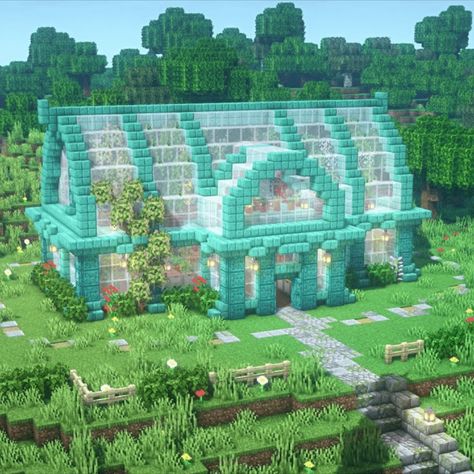 Living in a cool green house may be the best thing in the summer. This is a perfect idea that you can’t skip. The walls and roof are made of glass block, but you will have a spotlight that makes comfort when looking at it. That is a frame has a unique texture made of material in Minecraft named oxidized cut copper block. Minecraft Greenhouse House, Minecraft House With Copper Roof, Mincraft Idea Houses Hill, Glass Castle Minecraft, Glass House In Minecraft, House In Wall Minecraft, Minecraft Houses With Copper, Minecraft Glass House Ideas, Minecraft Glass Roof Ideas