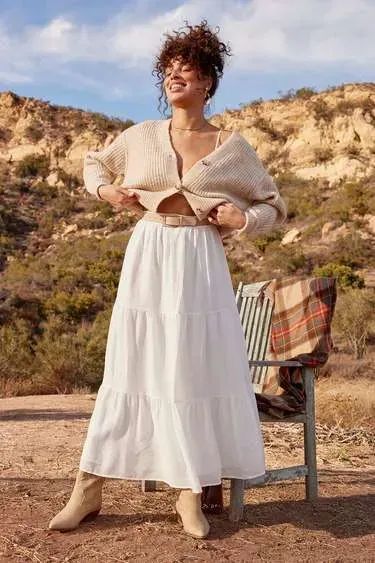 white skirt ideas, what to wear with a white skirt, cute white skirt outfit, white skirt outfit ideas White Tiered Skirt Outfit, Cream Skirt Outfit, Tiered Maxi Skirt Outfit, Boho Skirt Outfit, White Skirt Outfit Summer, Tiered Skirt Outfit, Cotton Skirt Outfit, White Boho Skirt, White Maxi Skirt Outfit