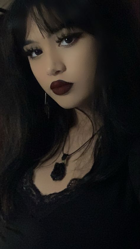 Dark Feminine Makeup Prom, Dark Look Makeup, Occasional Makeup Dr, Vampy Makeup Aesthetic, Make Up Inspo Aesthetic Dark, Black Women Grunge Makeup, Vampy Prom Makeup, Semi Goth Makeup, Dark Homecoming Makeup