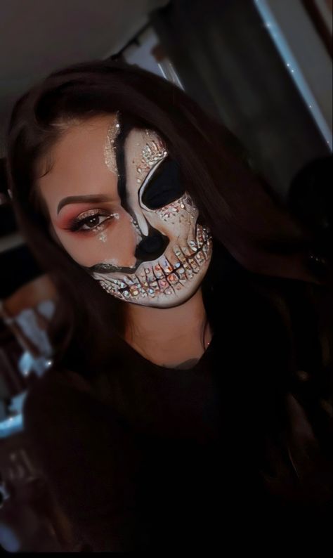 Makeup With Rhinestones, Creepy Love, Horror Make-up, Rhinestone Makeup, Creepy Halloween Makeup, Skeleton Makeup, Rave Makeup, Halloween Makeup Inspiration, Skull Makeup