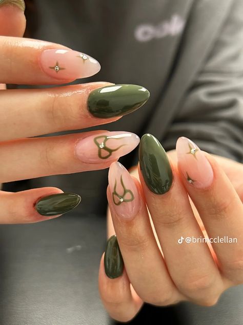 Almond Nails Forest Green, Green Nails With Bow, Green Nails With White Tips, Kiwi Nails Acrylic, Almond Acrylic Nails Green, Green Disney Nails, Green Bow Nails, Nails With Green Design, Dark Green Nails Aesthetic