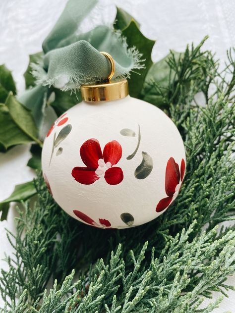 Pretty Ornaments, Hand Painted Bauble, Handpainted Christmas Ornaments, Christmas Country, Chiffon Ribbon, Christmas Painting, Painted Christmas Ornaments, Flower Paintings, 2023 Christmas