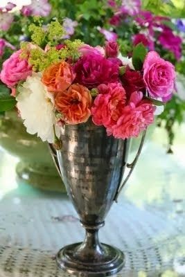 FOCAL POINT STYLING: Talk Derby to Me: DIY Derby Style Entertaining Ideas Party Flower Arrangements, Kentucky Derby Themed Party, Derby Ideas, Run For The Roses, Equestrian Decor, Kentucky Derby Party, Derby Day, Derby Party, Country Chic