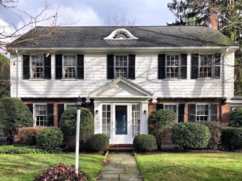 Garrison Style House Exterior, Garrison Colonial Front Porch, Colonial House With Front Porch, New England Colonial House Exterior, Garrison Colonial Exterior, New England Colonial House, 1970s Colonial, Modern Colonial House Exterior, Garrison Colonial