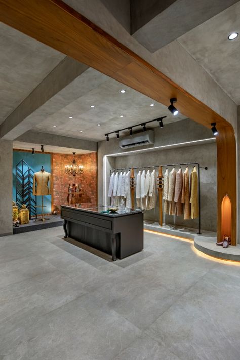 Chirag Shah’s Studio is a retail store project with a spacious 2000 sq. ft., area that was completed in Akota, Vadodara, Gujarat and is done up in a minimalistic style with pristine elegant interiors. The studio specifically showcases a premium collection of outfits that were ethically décor by Alter Architects. Garment Shop Counter Design, Retail Ceiling Design, Billing Counter Design, Cloth Showroom, Fashion Design Studio, Retail Store Interior Design, Clothing Store Interior, Clothing Store Design, Retail Interior Design