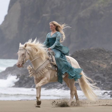 “𝙮𝙤𝙪 𝙝𝙖𝙫𝙚 𝙣𝙤𝙩 𝙨𝙚𝙚𝙣 𝙬𝙝𝙖𝙩 𝙞 𝙝𝙖𝙫𝙚 𝙨𝙚𝙚𝙣” • actress morfydd clark as galadriel in a promo shot for #theringsofpower releasing september 2 on amazon prime <3 Morfydd Clark, The Rings Of Power, Rings Of Power, Random Aesthetics, Targaryen Aesthetic, High Elf, Power Ring, Poses References, The Lord Of The Rings