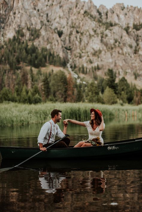 Pre Wedding Photoshoot Lake, Canoe Photoshoot Ideas, Canoe Wedding Photos, Unique Couple Photoshoot Ideas, Canoe Couples Photoshoot, Unique Couple Poses Photography, Unique Couple Photos, Canoe Photoshoot, Couple On A Boat