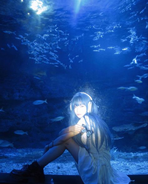 Aquarium Pictures, 사진 촬영 포즈, Ex Machina, Cinematic Photography, Pose Reference Photo, Art Poses, 인물 사진, Film Aesthetic, Drawing Poses