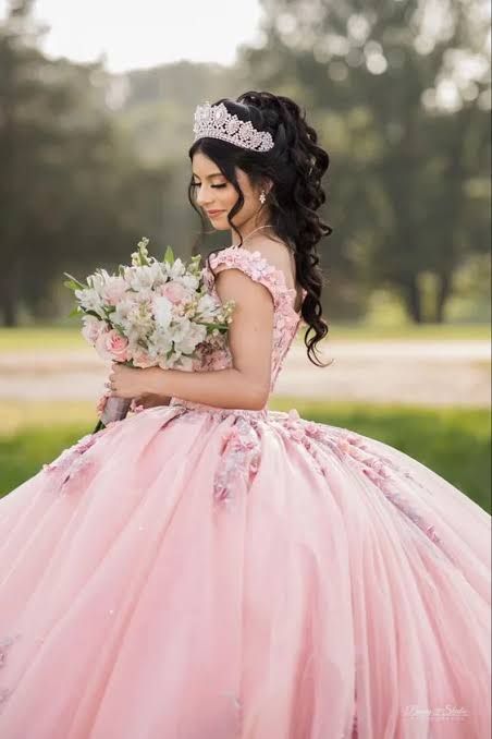 Quince Group Photos, Quincera Photo Ideas, Quinceanera Portraits Photo Ideas, Peinados Para Xv Años, Quinceanera Portraits, Quince Poses, Quince Picture Ideas, Quinceanera Traditions, Quince Photos