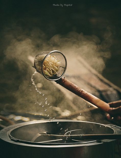 Boat Noodle | A favourite dish in Thailand. | Vichaya Chatikavanij | Flickr Noodle Poster, Floating Market Thailand, Thai Boat, Asian Food Photography, Boat Noodle, Noodles Ideas, Menue Design, Floating Market, Noodle Bar