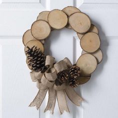 Tre Kunst, Wood Slice Christmas, Easy Diy Wreaths, Wood Wreath, Diy Wreaths, Christmas Wood Crafts, Christmas Crafts For Gifts, Rustic Wreath, Christmas Ornaments Homemade