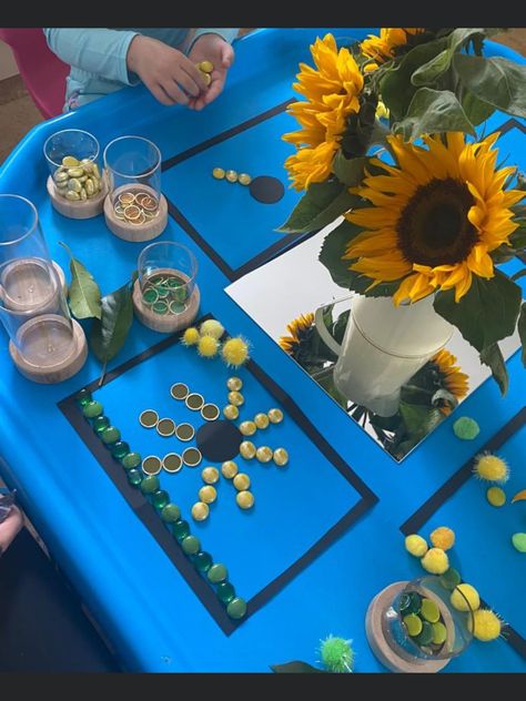 Van Gogh Activities, Sunflower Activity, Sunflower Activities, Art With Toddlers, Flower Activities For Kids, Reggio Preschool, Reggio Provocations, Ece Activities, Art Provocations