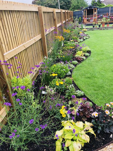 Gardens Along Fence Line, Border Gardens Along Fence, Flower Beds Along Fence, Garden Along Fence Line, Fence Landscaping Privacy, Garden Boarders Ideas, Fence Ideas Minecraft, Outdoor Ideas Garden, Backyard Fence Landscaping