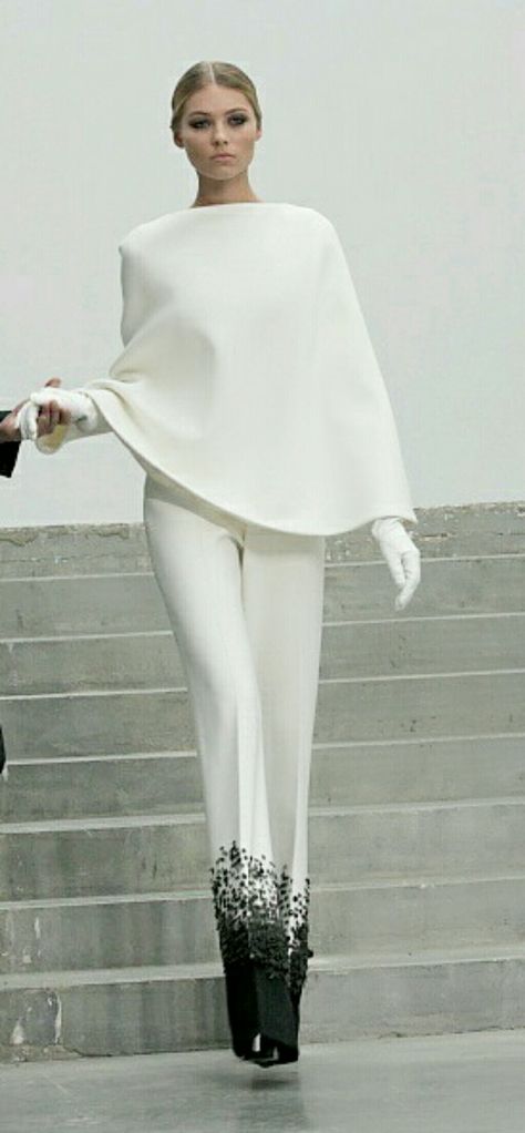 ♚♛ @allieminati ♛♚ Edge Outfits, Sukienki Maksi, Elegant Gloves, Haute Couture Paris, Woman In White, Mode Chanel, Paris Summer, Valentino Couture, Couture Looks