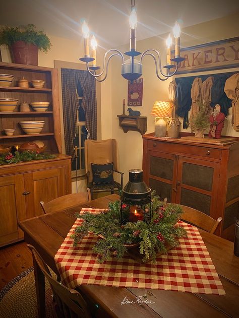 Homes Decorated For Christmas, Primitive Christmas Decorating Ideas, Gail Reeder, Early American Decorating, Colonial Dining Room, Primitive Home Decorating, Primitive Dining Room, Primitive Dining Rooms, Primitive Christmas Decorating