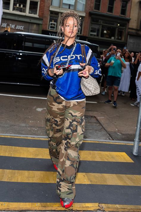 And Just Like That, Rihanna Brought Back Camo Pants Camo Pants Outfit, Rihanna Street Style, Sporty Street Style, Rihanna Outfits, Camo Outfits, Rihanna Style, Jersey Outfit, Alexa Chung, Mode Inspo