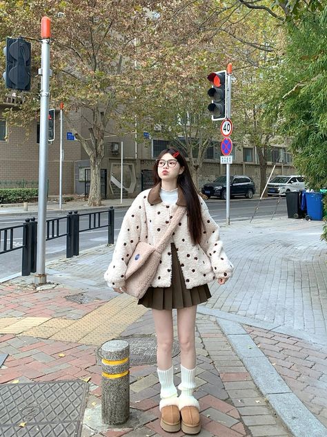 Japan Ootd Winter, Fall Outfits Beige, Winter 2022 Outfits, Korean Outfits Winter, Japan Outfit Winter, Dress In The Winter, Uggs Outfit Winter, Japan Ootd, Outfits Wardrobe