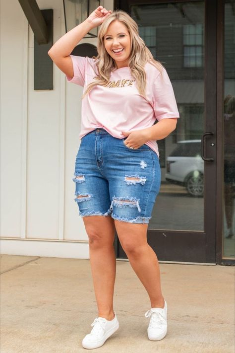 Summer Outfits 30s Curvy, Plus Size Comfy Outfits Summer, Plus Size Shorts Outfits, Trendy Curvy Outfits Summer, Lake Outfit Summer Plus Size, Pink Short Outfits, Summer Outfits For Plus Size Women, Trendy Plus Size Outfits Summer, Summer Fits Plus Size