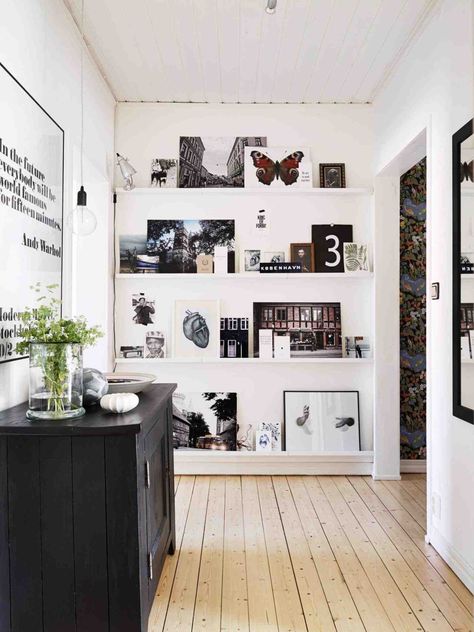 Beautiful gallery wall using shelves going up a small wall Float Shelf, Picture Shelves, Hal Decor, Picture Ledge, Wall Bookshelves, Chic Living, Design Del Prodotto, White Room, Style At Home