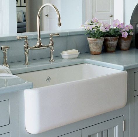 Houzer vs Barclay vs Rohl Fire Clay Sinks Cast Iron Farmhouse Sink, Porcelain Kitchen Sink, Kitchen Faucet Repair, Farmhouse Bathroom Sink, Farmhouse Sink Faucet, Moen Kitchen Faucet, Best Kitchen Faucets, Fireclay Farmhouse Sink, Kitchen Sink Design