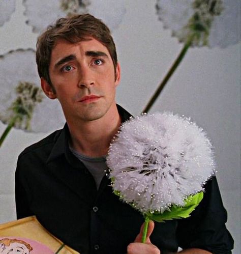 Pushing Daisies " Dummy " ( 1x02 ) - Ned The Piemaker handing a dandelion #cute #LeePace Aragorn And Arwen, 1000 Faces, Girls Holding Hands, Alice In Wonderland Aesthetic, Pushing Daisies, Daisy Tattoo, A Dandelion, Movie Shots, Spring Mood