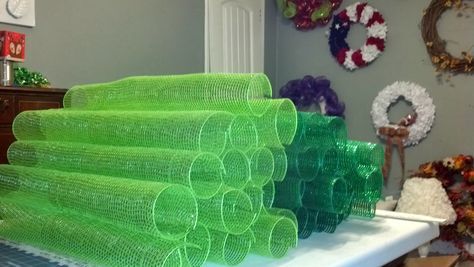 I have fallen in LOVE with dove tail ribbons on my wreaths! While browsing YouTube for inspiration on wreath making, I happened upo... Deco Mesh Crafts, Deco Mesh Wreaths Tutorials, Deco Mesh Wreaths Diy, Mesh Wreath Tutorial, Dove Tail, Deco Wreaths, Mesh Wreath Diy, Mesh Door, St Patrick's Day Crafts