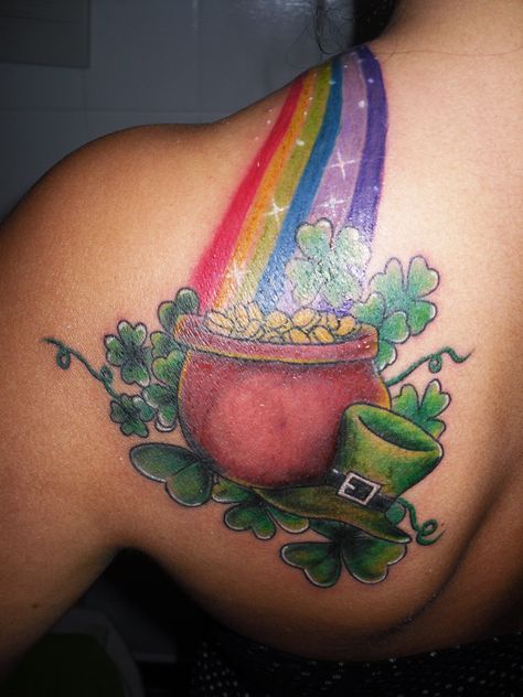 TATTO Pot Of Gold Tattoo, Rainbow And Pot Of Gold, Shamrock Tattoo, Shamrock Tattoos, Famous Tattoo Artists, Rainbow Tattoos, Irish Tattoos, Tattooed Girls, Celtic Tattoo