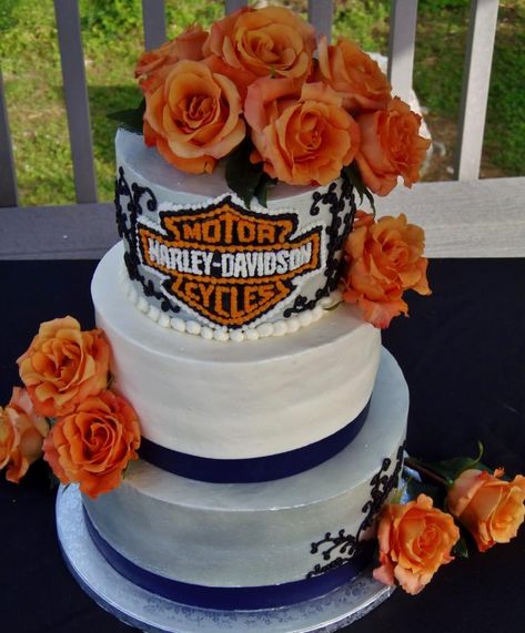 All buttercream except fresh flowers, ribbon and edible spray silver paint. This bride did not want the normal themed cake design for her wedding. She wanted a Harley Davidson theme. I put the logo on the top tier in BC. All tiers frosted in BC. I... Harley Davidson Wedding Cake, Harley Davidson Wedding Ideas, Motorcycle Wedding Cake, Biker Wedding Ideas, Outdoor Evening Wedding, Harley Wedding, Harley Davidson Cake, Edible Gum, Motorcycle Cake