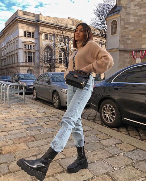 Zara Street Style🖤 on Instagram: “📸: @soniaheartsfashion Zara boots🖤ref:6182/001/040 ✨✨✨ #zara #zaraeurope #zarastyle #zaralover #zaralovers #style #stylish #zarafashion…” Zara Boots Outfit, Zara Outfit 2020, Zara Outfit Ideas, Zara 2020, Zara Street Style, Zara Europe, Summer Outfits Minimalist, Look Zara, Outfits Minimalist