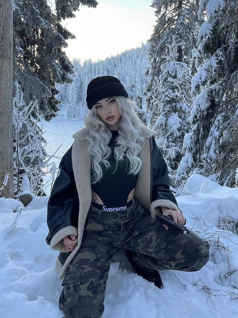 Snow Baddie Pics, Russian Streetwear Aesthetic, Snow Fits Baddie, Fhlouwn Outfits, Pose In Snow, Russian Woman Style, Russian Bimbocore Outfits, Russian Hat Outfit, Russian Aesthetic Outfit