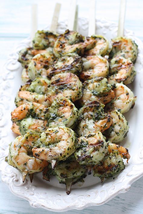 Grilled Pesto Shrimp Skewers 1 cup fresh basil chopped, 1 clove garlic, 1/4 grated Parmigiana Reggiano, 1 1/2 lbs jumbo shrimp, kosher salt & pepper to taste, 3 tbsp olive oil. **Combine everything except olive oil in a food processor & start to pulse, slowly adding olive oil. Spread over shrimp, skewer, & grill. Grilled Skewers, Pesto Shrimp, Shrimp Skewers, Salad Pasta, Grilled Shrimp, Think Food, Seafood Dishes, Shrimp Recipes, Skewers