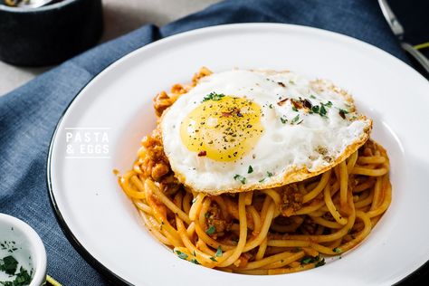 Sunday Brunch: Spaghetti and Eggs Recipe Spaghetti And Eggs, Easy Spaghetti Bolognese, Pasta Side Dishes, Eggs Recipe, Spaghetti Bolognese, Easy Comfort Food, Recipe Blog, Pasta Shapes, Sunday Brunch