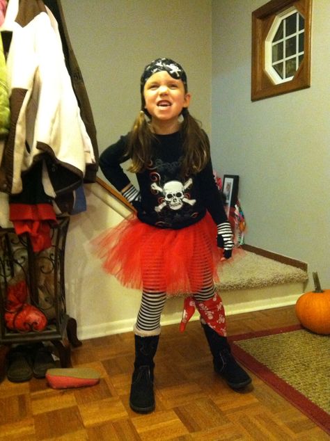 "Argh!"  Easy DIY tutu pirate costume my little girl wore last year (age 6)- cutest pirate girl ever! Pirate Outfit Diy, Diy Pirate Costume For Kids, Diy Girls Costumes, Pirate Fancy Dress, Pirate Costume Kids, Pirate Girl Costume, Pirate Costume Diy, Girl Pirates, Pirate Girl