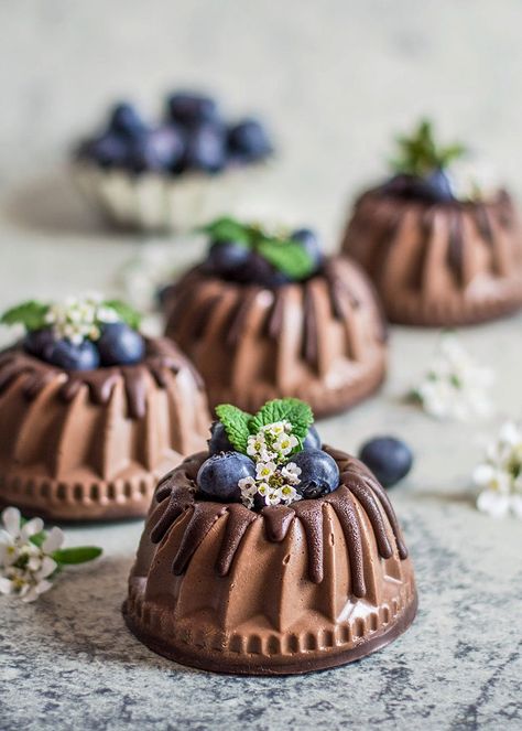 Mini Pastry Ideas, Individual Cakes Mini, Bundt Cake Mini, Chocolate Mini Bundt Cakes, Mini Bundt Cake Recipes, Photography Therapy, Embroidery Circle, Mini Bundt Cakes Recipes, Chocolate Tea Cake