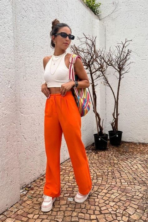 Orange Pants Outfit, Pantalon Orange, Orange Pants, Orange Outfit, Elegante Casual, Athleisure Outfits, Colourful Outfits, Looks Style, Spring Summer Outfits