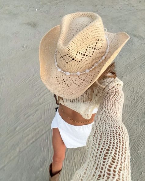 Straw Hats Outfit, Beaded Hearts, Outfit Botas, Hat Aesthetic, Summer Festival Outfit, Straw Cowboy Hat, Cowgirl Aesthetic, Festival Summer, Cowgirl Hat