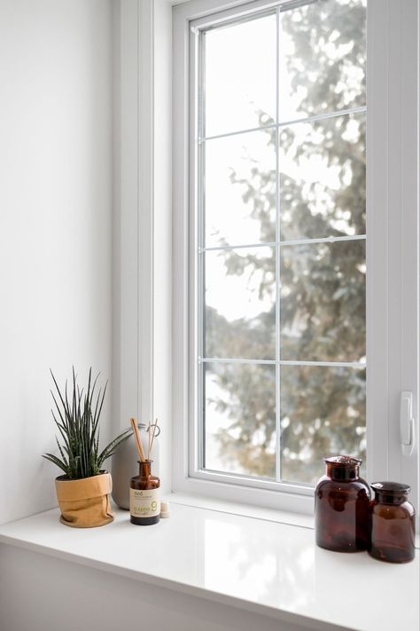 Large Window Sill Ideas, Corian Window Sill, Windows Sill Ideas, Window Sill Tile Ideas, Stone Window Sills Interior, Deep Windowsill Ideas, Modern Window Sill Ideas, Window Sills Ideas, Deep Window Sill Ideas Bedroom