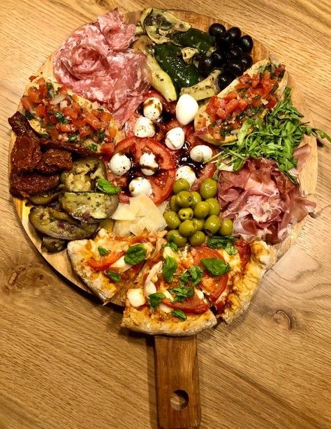 Italian Food Platter, Italian Food Charcuterie Board, Italian Board Night, Charcuterie Pizza Board, Italian Charcuterie Boards, Italian Board Appetizer, Italian Board Ideas, Pizza Board Charcuterie, Italian Themed Charcuterie Board